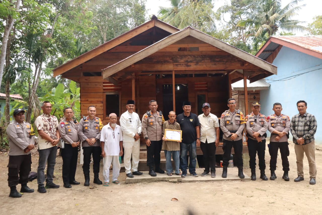 Polres Kepulauan Meranti Bersama R-Community Bedah Rumah Layak Huni: Sentuhan Kasih Wujudkan Tempat Tinggal yang Aman